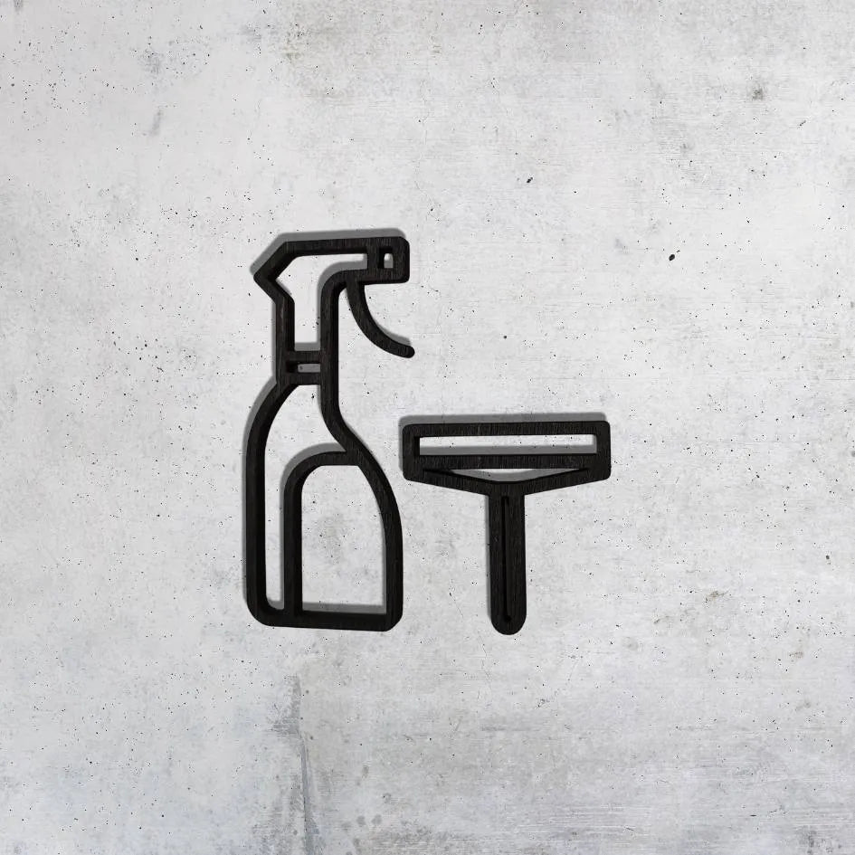 Puinen siivouskomero-opaste toimitilaan | Suihkepullo