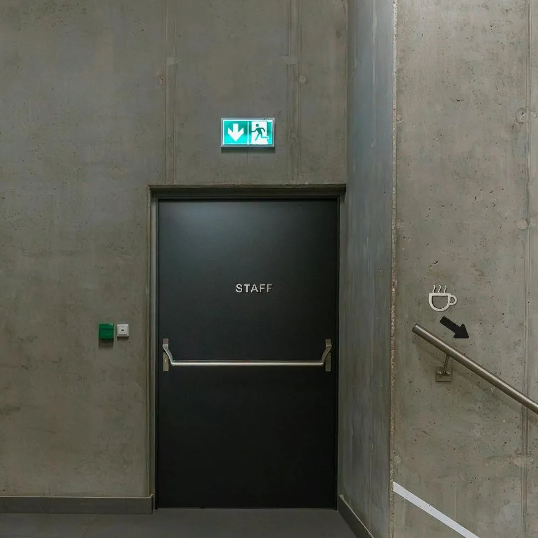 Puinen kahvihuone-opaste toimistoon