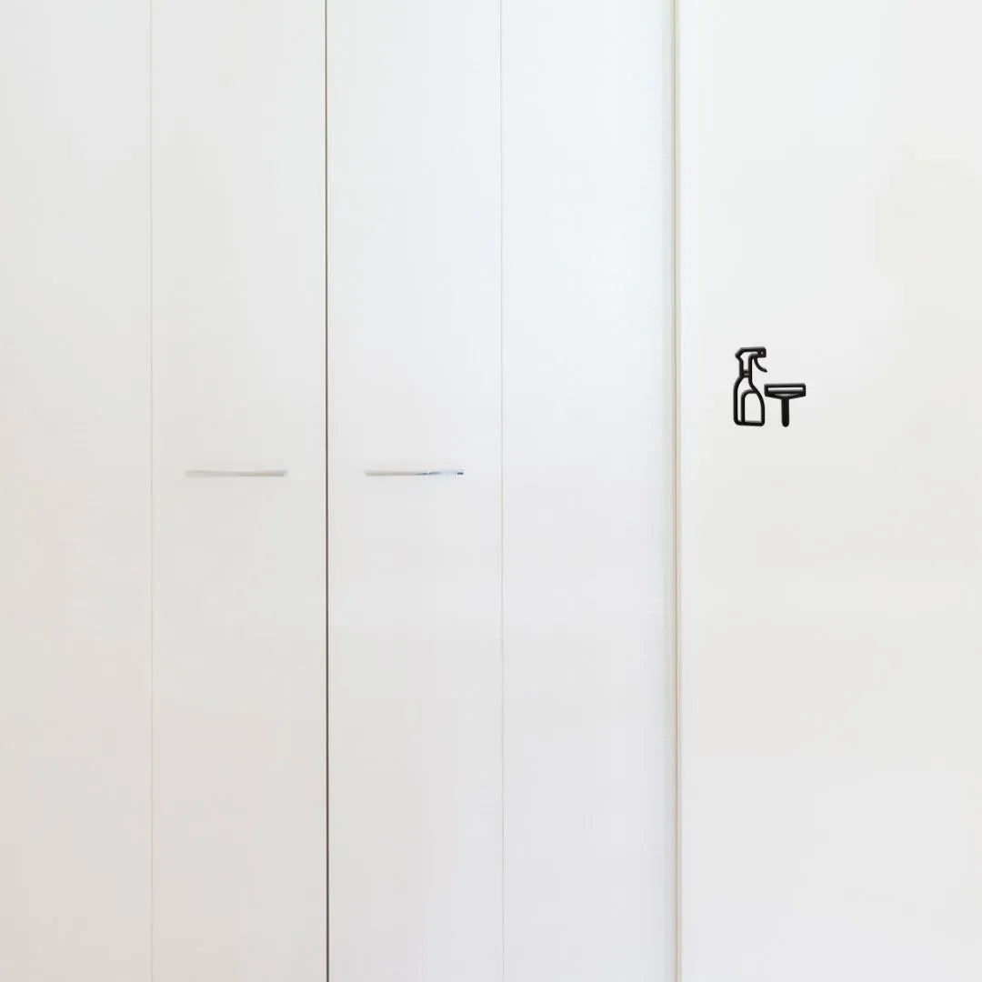 Puinen siivouskomero-opaste toimitilaan | Suihkepullo